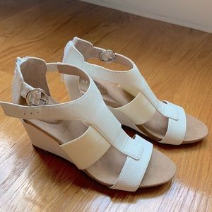 Alfani’s Women’s Pearcee Wedge Sandals. White. Size 7.